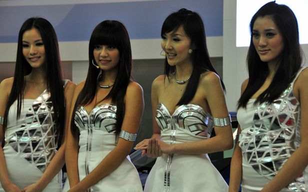 Booth babes znów budzą sprzeciw. Komu przeszkadzają półnagie hostessy? 3