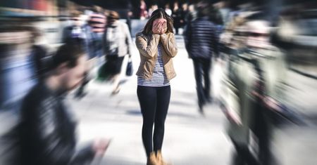 Derealizacja a depersonalizacja – czym jest, przyczyny, objawy, leczenie
