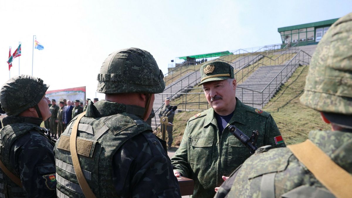 Prezydent Białorusi Aleksandr Łukaszenka z żołnierzami