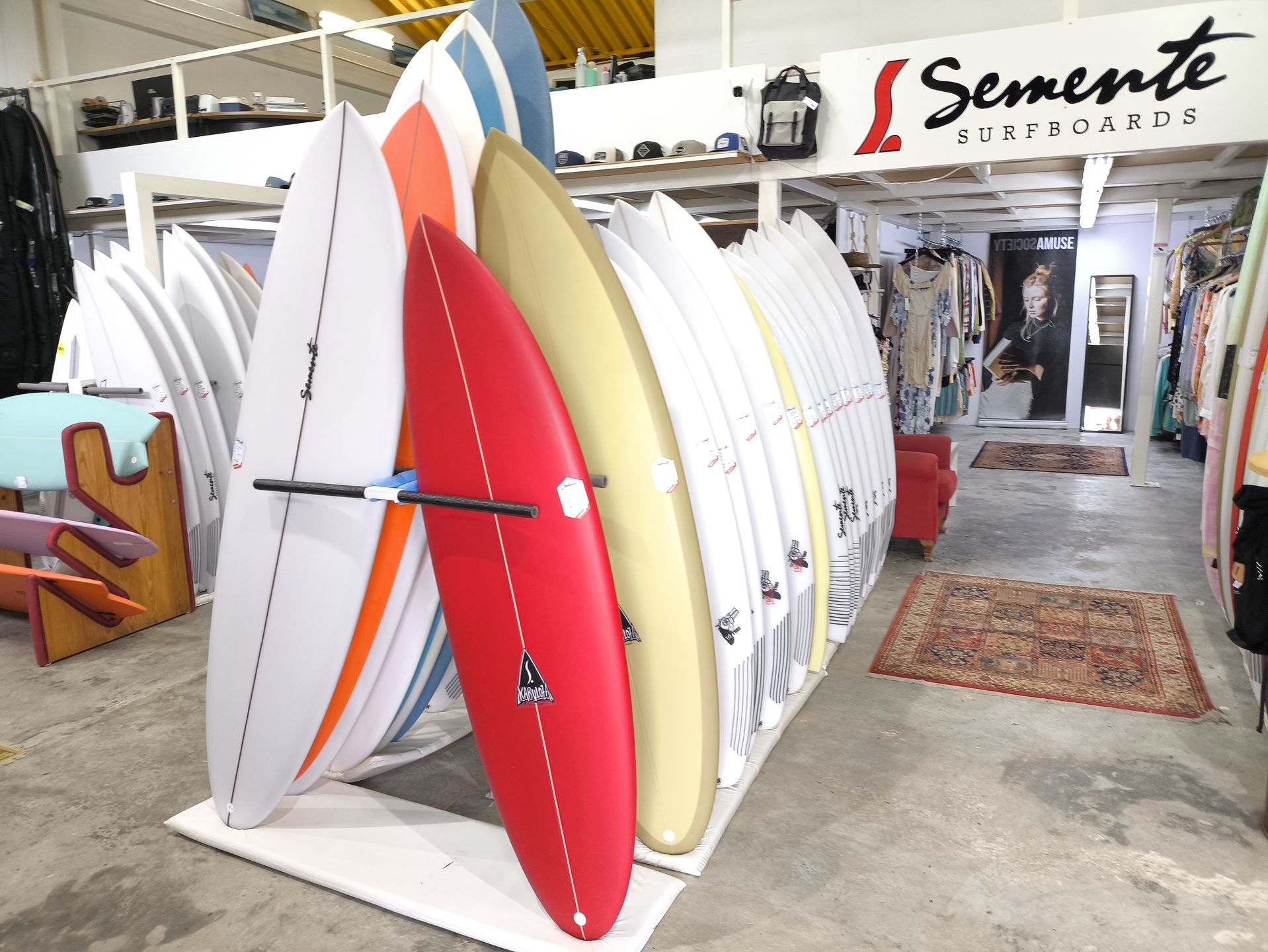 Deski surfingowe z pracowni Semente