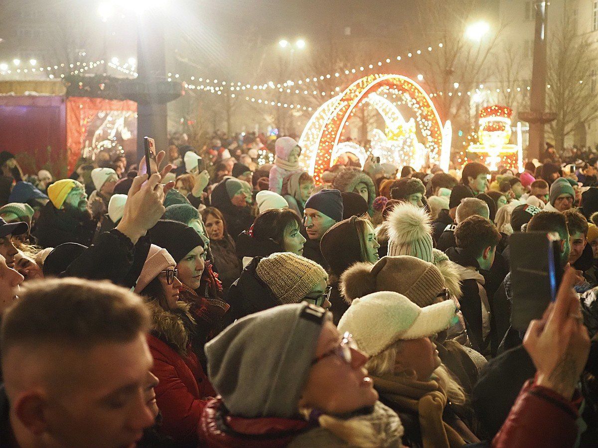Tłum na placu Wolności na sobotniej imprezie inaugurującej świąteczną iluminację i jarmark