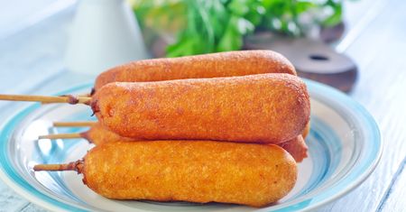 Przepis na corn dogi. Prosty sposób na parówki
