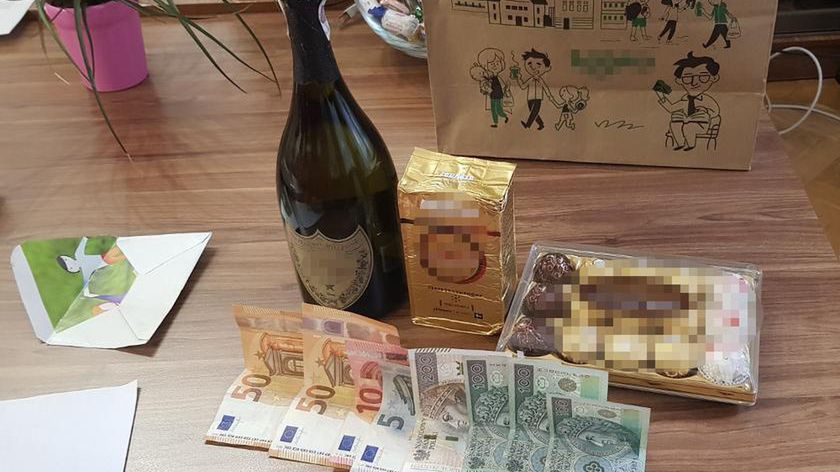 Warszawa. Próba skorumpowania dyrektora szkoły skończyła się aresztem matki ucznia