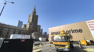 Warszawa: Wielka paczka przed Pałacem Kultury i Nauki. O co chodzi?