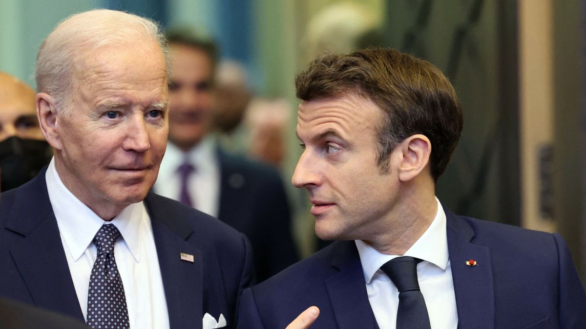 Temporary
U.S. President Joe Biden (L) and French President Emmanuel Macron arrive to attend a North Atlantic Council meeting during a NATO summit at NATO Headquarters in Brussels on March 24, 2022. (Photo by Thomas COEX / AFP)
THOMAS COEX