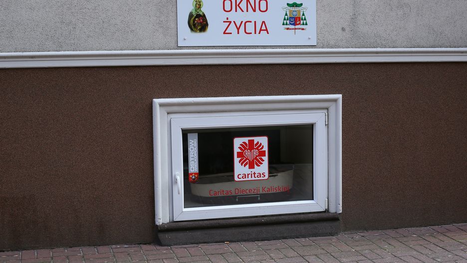 Wieluń. W oknie życia znaleziono dziewczynkę