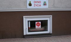 Wieluń. W oknie życia znaleziono dziewczynkę