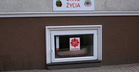 Wieluń. W oknie życia znaleziono dziewczynkę