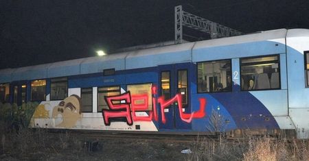Grafficiarze pod osłoną nocy pomalowali szynobus. Są już w rękach policji