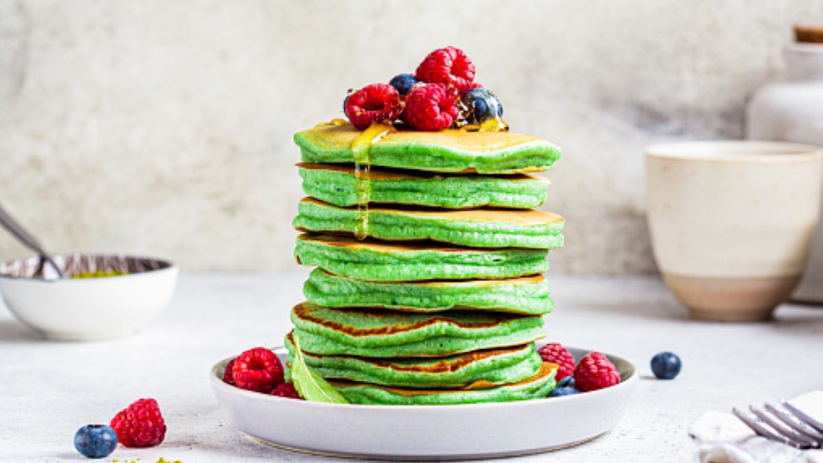 Przepis na naleśniki z herbatą matcha nie jest bardziej skomplikowany od tego, którym wspieramy się przy smażeniu tradycyjnych 