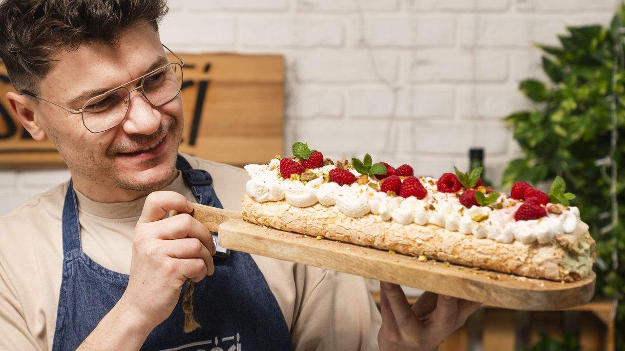 Królowa wypieków może wyglądać jeszcze lepiej. Podaj ją w formie rolady z dwoma dodatkami