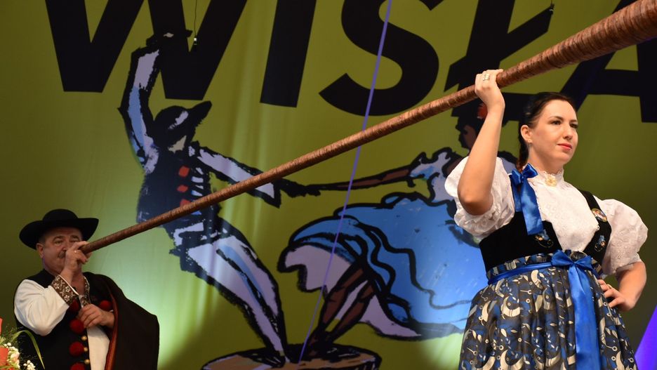 Część uczestników Tygodnia Kultury Beskidzkiej przeszła w korowodzie ulicami Wisły