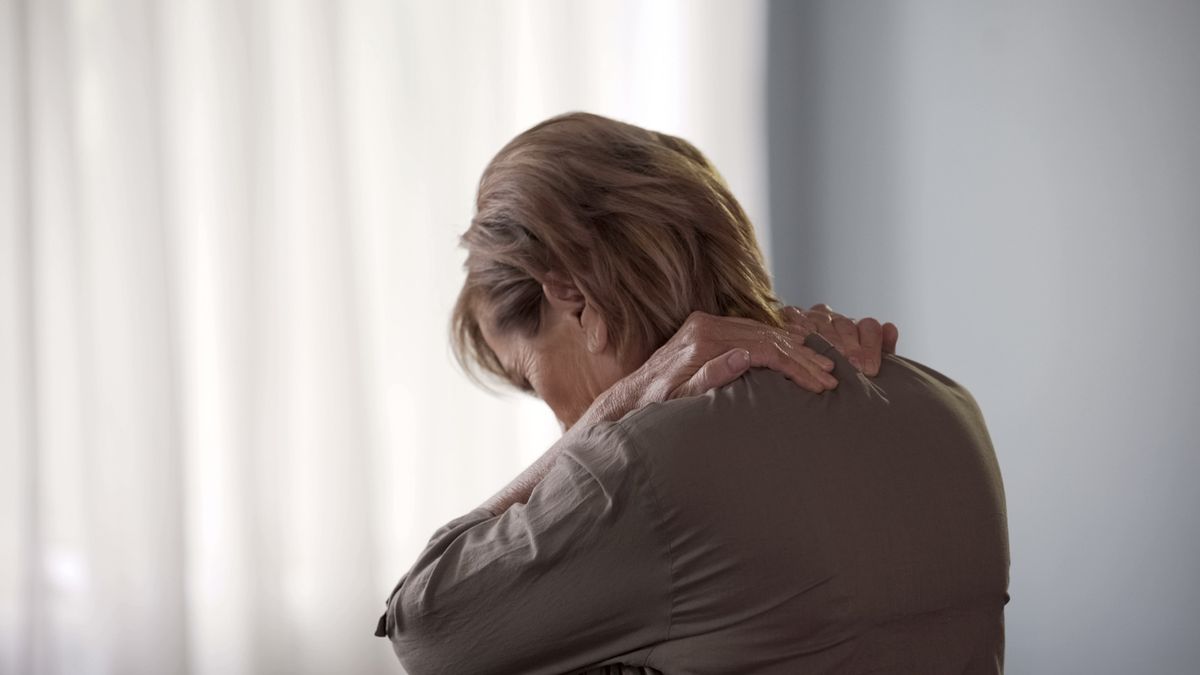 Sztywność karku to jeden z pierwszych objawów boreliozy