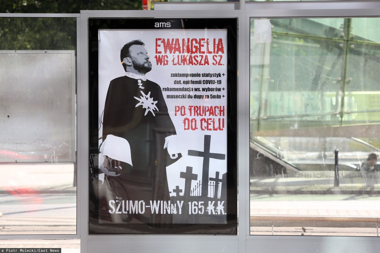 Sprawa plakatów Łukasza Szumowskiego. Stołeczna policja zatrzymała kobietę