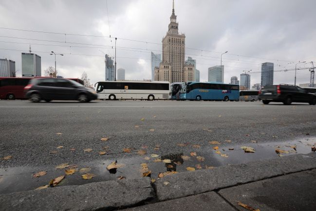 Protesty w Warszawie. Autokary spowalniały ruch w mieście