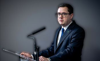 Motyka drwi z Czarnka w WP. Chce węgla, a dom "obłożył OZE"