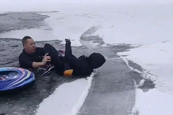 Chińczyk wyciągnął dziecko z lodowatej wody