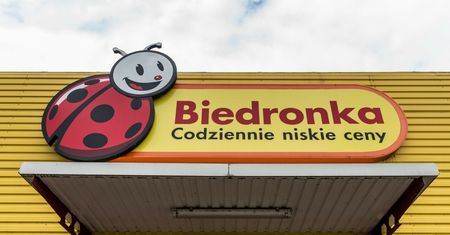 Kolejni pracownicy Biedronki otrzymali podwyżki. Sieć wyda na ten cel  45 mln zł