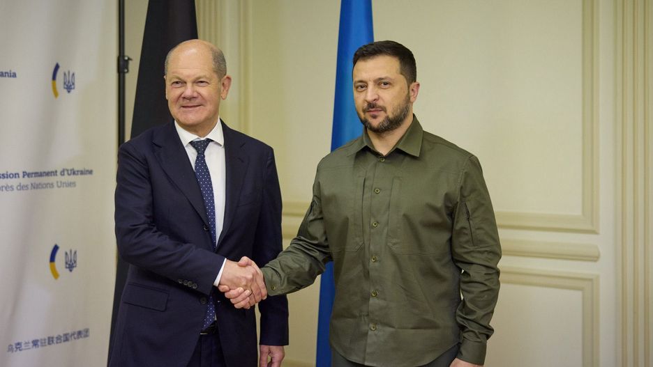 Podziękowałem Niemcom za wsparcie, w tym pomoc wojskową i wzmocnienie naszej obrony powietrznej - ogłosił Zełenski w Nowym Jorku. Stanął do tej fotografii z kanclerzem Niemiec.