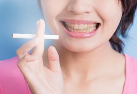 Dlaczego niektórzy mają żółte zęby, a inni białe? Odpowiada stomatolog Tomasz Kupryś