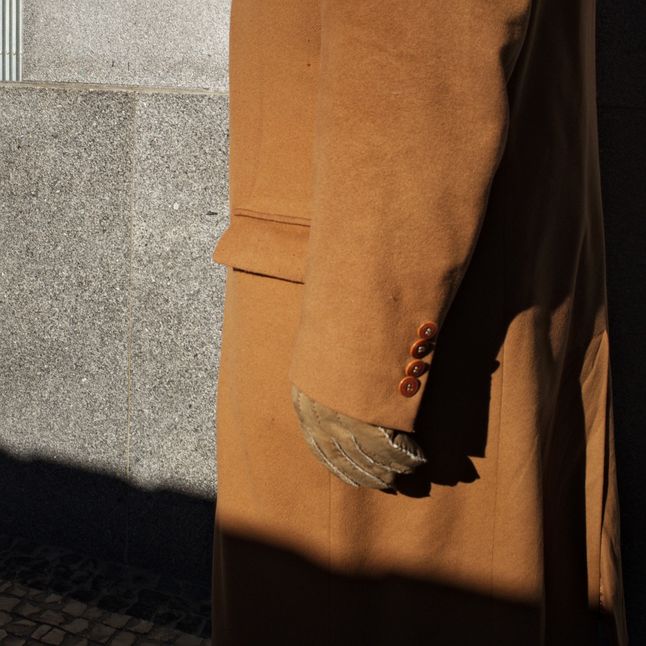 Poprzez fotografię, Alberte próbuje zrozumieć otaczający go świat. Kiedy obserwuje przepływ życia w przestrzeni publicznej, czuje się niewidoczny. Aby pokazać swój sposób widzenia świata fotograf musi być sam w środku miejskiego zgiełku. To coś, co Periera nazywa** uspołeczniona samotnością.**
