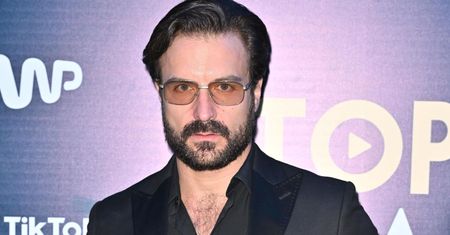 Piotr Stramowski na zdjęciu z tatą sprzed 20 lat. Fani myśleli, że pozuje z hollywoodzkim gwiazdorem