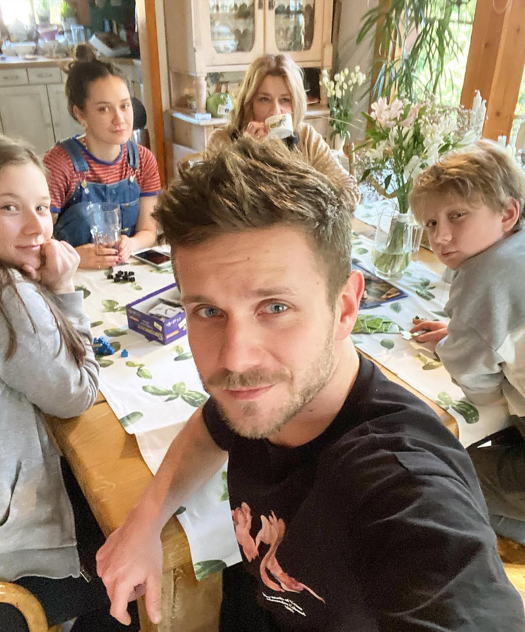 Antoni Królikowski z mamą, siostrami i młodszym bratem