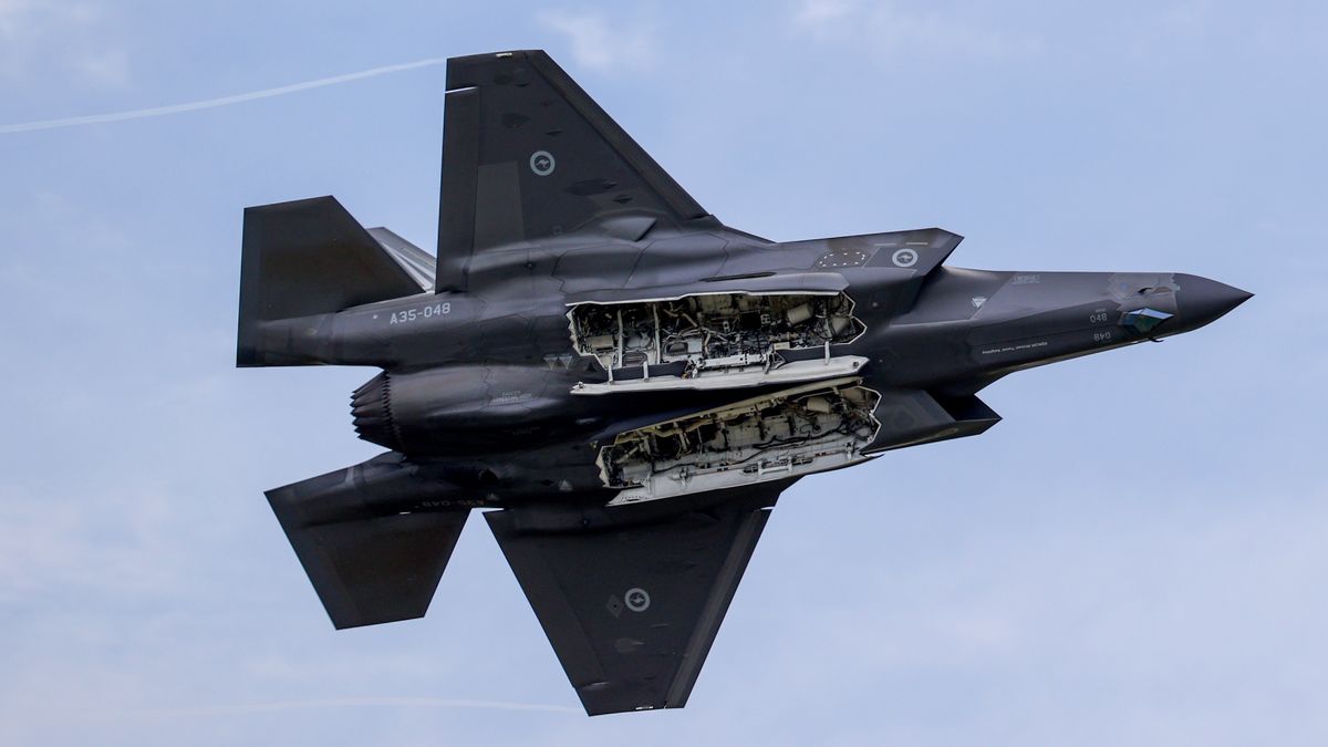 SYDNEY, AUSTRALIA - SEPTEMBER 27: A Lockheed Martin F-35A Lightning II performs during the Royal Australian Air Force (RAAF) Richmond Airshow on September 27, 2025 in Sydney, Australia. The event commemorates 100 years of RAAF Base Richmond and showcases Australian Defence Force aircraft, capabilities, and personnel.  (Photo by Jason McCawley/Getty Images)