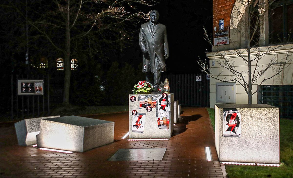 Oklejony plakatami pomnik Lecha Kaczyńskiego w Szczecinie. fot: Marcin Bielecki