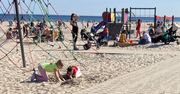 W Gdyni jak w sezonie. "Na plaży tłumy, na placu zabaw aż czarno"