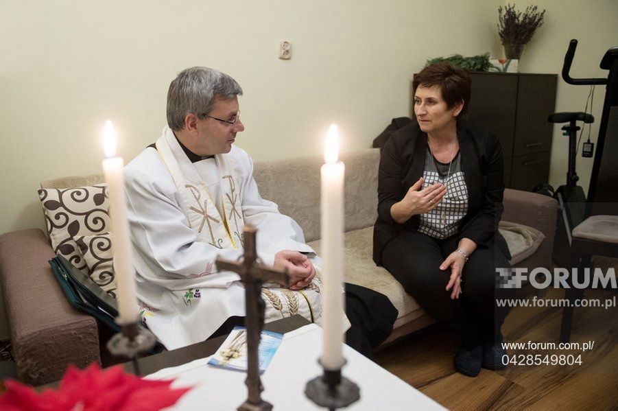 ksiądz, kolęda, boże narodzenie Niedługo ksiądz po kolędzie. Czy odmówienie wizyty to grzech?