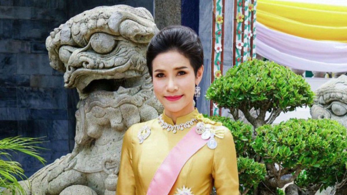 Sineenat "Koi" Wongvajirapakdi, kochanka króla Tajlandii 