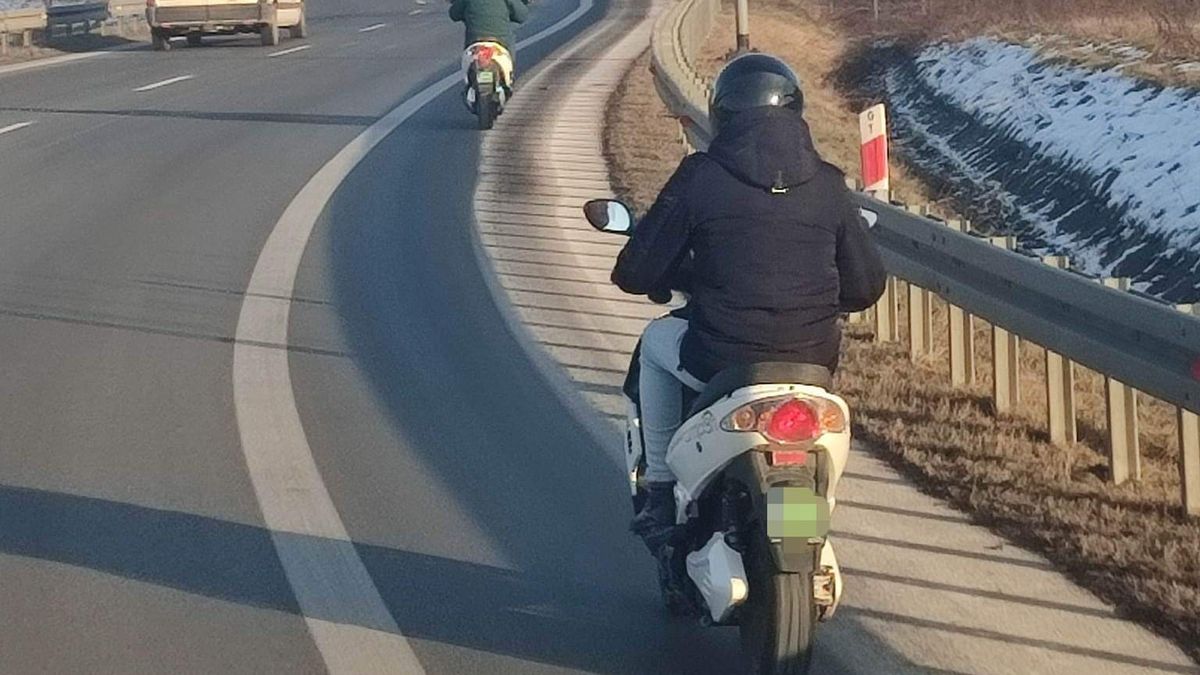 jechali skuterami po autostradzie A4