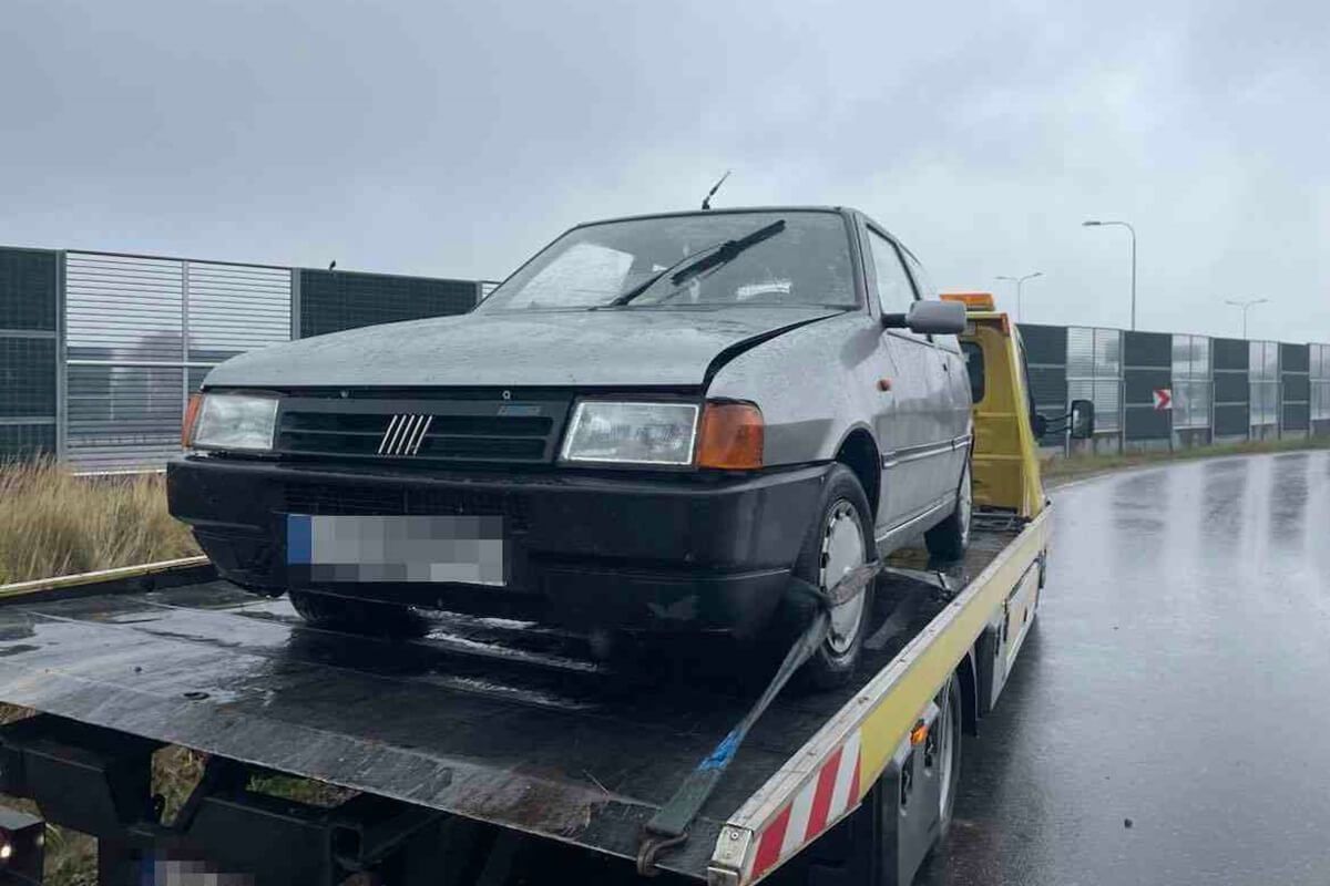 Fiat wypadł z jezdni na łuku drogi w Krępcu
