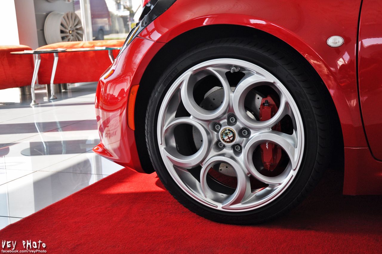 Che bella ragazza - Alfa Romeo 4C 8