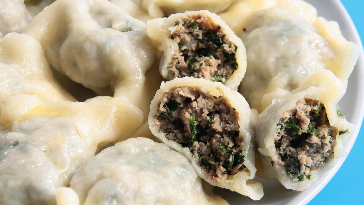 Pierogi z mięsem z rosołu i popularnymi liśćmi to pyszny obiad