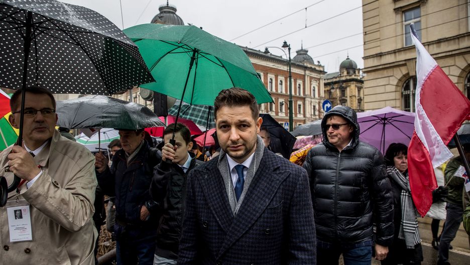 Kraków, 02.04.2023. Poseł Solidarnej Polski, organizator marszu Patryk Jaki (C) podczas "Marszu w obronie św. Jana Pawła II" w Krakowie, 2 bm. (ad) PAP/Art Service