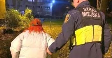 Seniorka utknęła na schodach. Zgubiła klucze do mieszkania