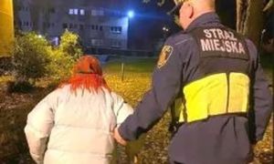 Seniorka utknęła na schodach. Zgubiła klucze do mieszkania