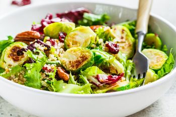 Najlepsza sałatka dla sercowców. Ugotuj w tym płynie, a warzywo nie wyjdzie gorzkie