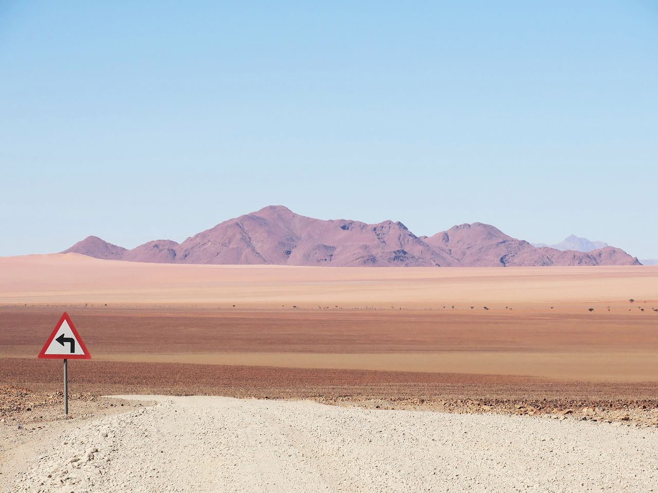 Samotne znaki, strzegące bezkresnej pustyni na zdjęciach Helin Bereket