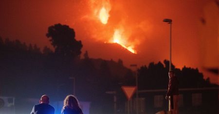 La Palma. Turyści przypływają na wyspę, by zobaczyć erupcję