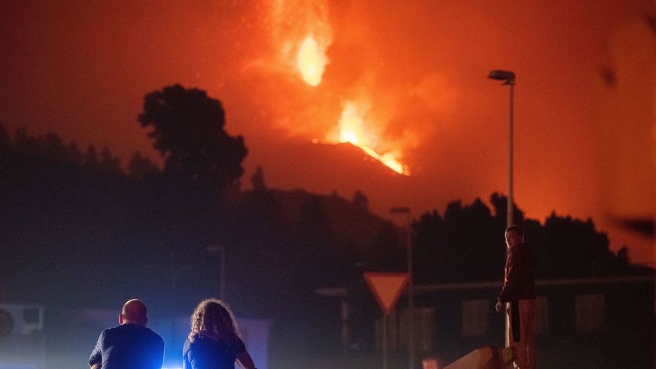 Turyści z całego świata przypływają na wyspę, by zobaczyć erupcję