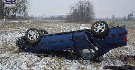 Stracił panowanie nad pojazdem i dachował. Jedna osoba trafiła do szpitala