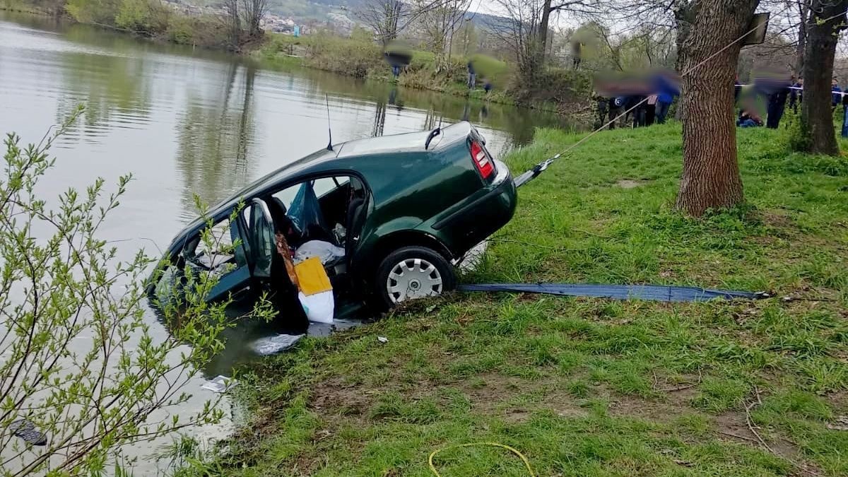 Samochód wjechał do stawu. Nie żyje jedna osoba