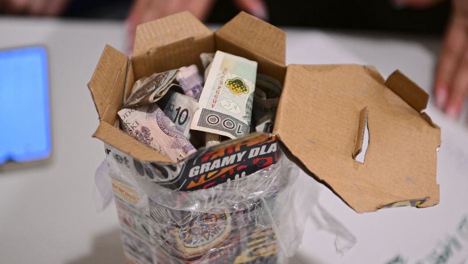 Złodziej ukrywał się pod kołdrą. Ukradł puszkę WOŚP 
