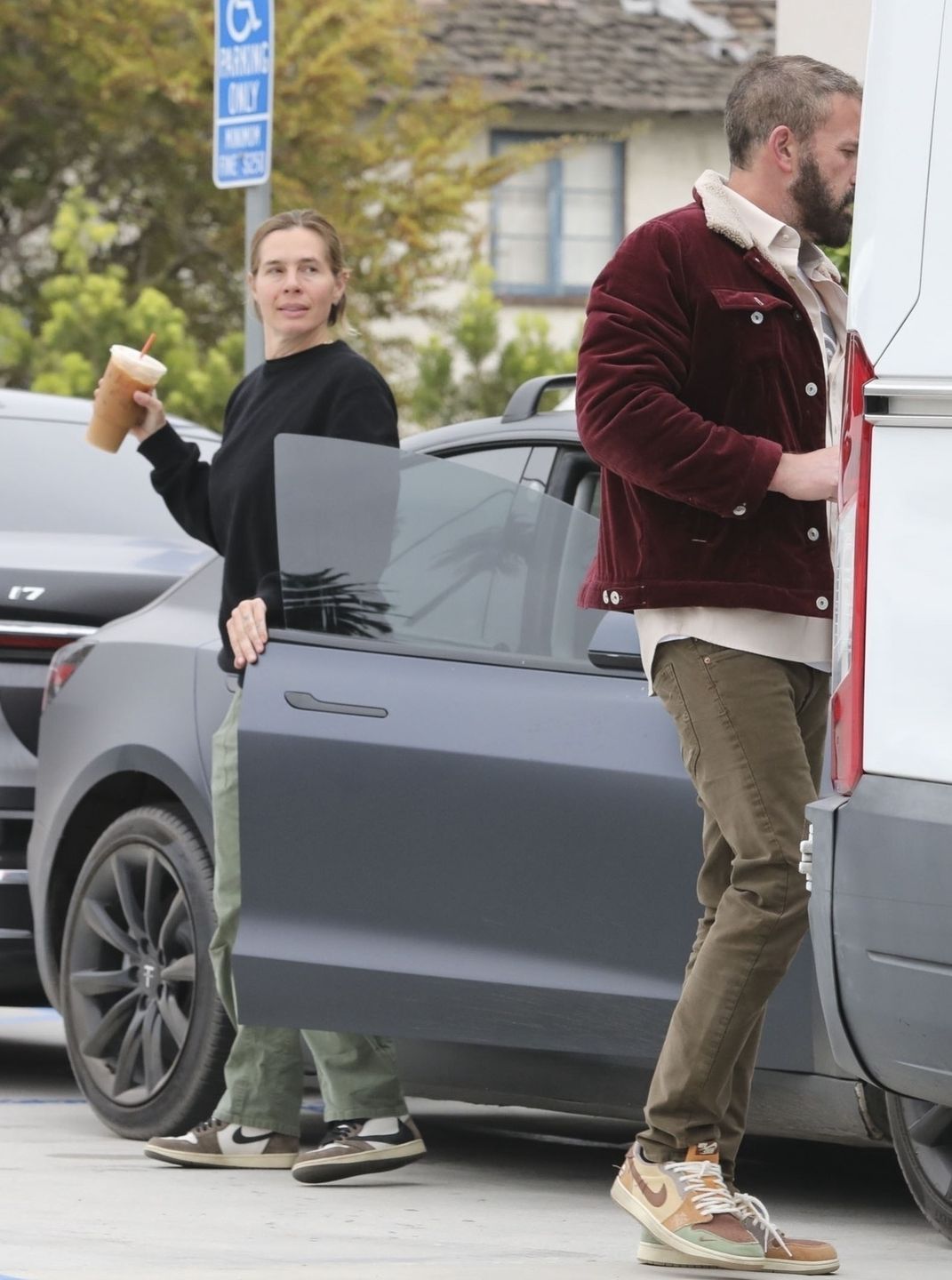 Ben Affleck z nietęgą miną maszeruje na lunch