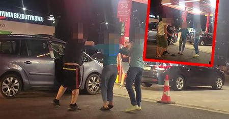 Sceny na stacji. Bili się na pięści i pałki. Na miejscu był policjant