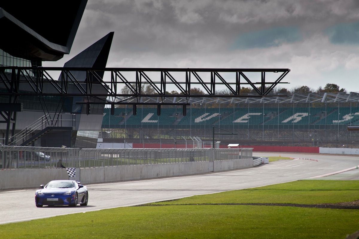 Lexus LFA w Silverstone - konkurs Facebook