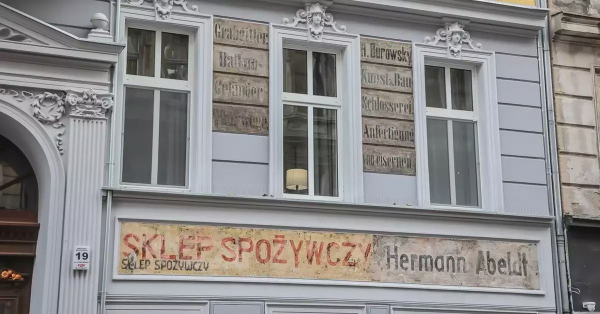 Wrocław: Niezwykłe odkrycie podczas remontu kamienicy. To niemieckie i polskie napisy na murach. Były tu sklep spożywczy i tapicer